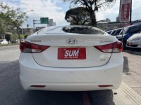 Hyundai  Elantra 金鑽店~Elantra 1.8 白色 里程保證只跑5萬多公里 超優質的絕佳代步車。雙安 雨滴感應雨刷 電動折疊後視鏡 分區恆溫空調 粉塵過濾器 ！省油省稅金 | 新北市汽車商業同業公會｜TACA優良車商聯盟｜中古、二手車買車賣車公會認證保固