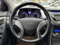 Hyundai  Elantra 金鑽店~Elantra 1.8 白色 里程保證只跑5萬多公里 超優質的絕佳代步車。雙安 雨滴感應雨刷 電動折疊後視鏡 分區恆溫空調 粉塵過濾器 ！省油省稅金 | 新北市汽車商業同業公會｜TACA優良車商聯盟｜中古、二手車買車賣車公會認證保固
