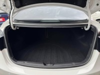 Hyundai  Elantra 金鑽店~Elantra 1.8 白色 里程保證只跑5萬多公里 超優質的絕佳代步車。雙安 雨滴感應雨刷 電動折疊後視鏡 分區恆溫空調 粉塵過濾器 ！省油省稅金 | 新北市汽車商業同業公會｜TACA優良車商聯盟｜中古、二手車買車賣車公會認證保固