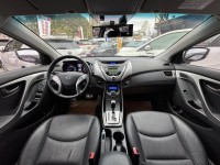 Hyundai  Elantra 金鑽店~Elantra 1.8 白色 里程保證只跑5萬多公里 超優質的絕佳代步車。雙安 雨滴感應雨刷 電動折疊後視鏡 分區恆溫空調 粉塵過濾器 ！省油省稅金 | 新北市汽車商業同業公會｜TACA優良車商聯盟｜中古、二手車買車賣車公會認證保固