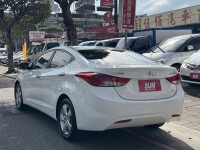 Hyundai  Elantra 金鑽店~Elantra 1.8 白色 里程保證只跑5萬多公里 超優質的絕佳代步車。雙安 雨滴感應雨刷 電動折疊後視鏡 分區恆溫空調 粉塵過濾器 ！省油省稅金 | 新北市汽車商業同業公會｜TACA優良車商聯盟｜中古、二手車買車賣車公會認證保固