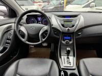 Hyundai  Elantra 金鑽店~Elantra 1.8 白色 里程保證只跑5萬多公里 超優質的絕佳代步車。雙安 雨滴感應雨刷 電動折疊後視鏡 分區恆溫空調 粉塵過濾器 ！省油省稅金 | 新北市汽車商業同業公會｜TACA優良車商聯盟｜中古、二手車買車賣車公會認證保固