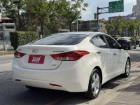 Hyundai  Elantra 金鑽店~Elantra 1.8 白色 里程保證只跑5萬多公里 超優質的絕佳代步車。雙安 雨滴感應雨刷 電動折疊後視鏡 分區恆溫空調 粉塵過濾器 ！省油省稅金 | 新北市汽車商業同業公會｜TACA優良車商聯盟｜中古、二手車買車賣車公會認證保固
