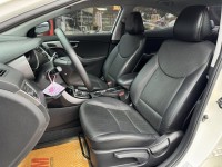 Hyundai  Elantra 金鑽店~Elantra 1.8 白色 里程保證只跑5萬多公里 超優質的絕佳代步車。雙安 雨滴感應雨刷 電動折疊後視鏡 分區恆溫空調 粉塵過濾器 ！省油省稅金 | 新北市汽車商業同業公會｜TACA優良車商聯盟｜中古、二手車買車賣車公會認證保固