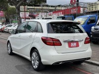 Mercedes-Benz/賓士   B-CLASS  B200 金鑽店~小改款 總代理B200 里程履約保證只跑8萬多公里 白色 全景天窗 雙電動記憶座椅 9安 循跡防滑 主動式安全預防系統 胎壓監控 免鑰啟動車門鎖 定速 自動停車 光感應頭燈 雨滴感應雨刷 倒車影像 後座出風口 藍芽通訊 換檔撥片 LED頭燈 尾燈 日行燈 等多項配備！ | 新北市汽車商業同業公會｜TACA優良車商聯盟｜中古、二手車買車賣車公會認證保固