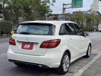 Mercedes-Benz/賓士   B-CLASS  B200 金鑽店~小改款 總代理B200 里程履約保證只跑8萬多公里 白色 全景天窗 雙電動記憶座椅 9安 循跡防滑 主動式安全預防系統 胎壓監控 免鑰啟動車門鎖 定速 自動停車 光感應頭燈 雨滴感應雨刷 倒車影像 後座出風口 藍芽通訊 換檔撥片 LED頭燈 尾燈 日行燈 等多項配備！ | 新北市汽車商業同業公會｜TACA優良車商聯盟｜中古、二手車買車賣車公會認證保固
