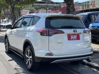 Toyota  RAV4 金鑽店~RAV4  2.0 尊爵版 里程履約保證只跑9萬多公里！  主要配備有，ACC自動跟車系統 車道偏離警示 斜坡起步輔助 循跡防滑系統 9安 遠光燈自動控制 胎壓監控 免鑰啟動車門鎖 定速 光感應頭燈 電動折疊後視鏡 倒車影像 導航 Apple CarPlay ￼分區恆溫空調 粉塵過濾器 電動座椅 LED日行燈 頭燈 尾燈 等多項配備！ | 新北市汽車商業同業公會｜TACA優良車商聯盟｜中古、二手車買車賣車公會認證保固