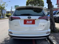 Toyota  RAV4 金鑽店~RAV4  2.0 尊爵版 里程履約保證只跑9萬多公里！  主要配備有，ACC自動跟車系統 車道偏離警示 斜坡起步輔助 循跡防滑系統 9安 遠光燈自動控制 胎壓監控 免鑰啟動車門鎖 定速 光感應頭燈 電動折疊後視鏡 倒車影像 導航 Apple CarPlay ￼分區恆溫空調 粉塵過濾器 電動座椅 LED日行燈 頭燈 尾燈 等多項配備！ | 新北市汽車商業同業公會｜TACA優良車商聯盟｜中古、二手車買車賣車公會認證保固
