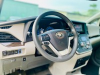 Toyota  Sienna 2016年 TOYOTA Sienna 希安娜 白色 3.5L 八人座XLE版 | 新北市汽車商業同業公會｜TACA優良車商聯盟｜中古、二手車買車賣車公會認證保固