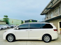 Toyota  Sienna 2016年 TOYOTA Sienna 希安娜 白色 3.5L 八人座XLE版 | 新北市汽車商業同業公會｜TACA優良車商聯盟｜中古、二手車買車賣車公會認證保固