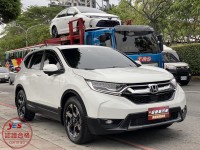 Honda  CR-V 金鑽店~CR-V 1.5 VTi-S 白 里程保證只跑6萬多公里 ACC主動跟車全速域 車道維持 變換 偏離 輔助系統 AEB自動煞停 遠光燈自動控制 斜坡起步輔助 循跡防滑 6安 胎壓監控 免鑰啟動車門鎖 定速 倒車影像 導航 多功能影音 右側影像無死角 後座出風口 LED頭燈 日行燈 尾燈 等多項配備！ | 新北市汽車商業同業公會｜TACA優良車商聯盟｜中古、二手車買車賣車公會認證保固