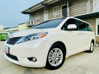 Toyota  Sienna 2016年 TOYOTA Sienna 希安娜 白色 3.5L 八人座XLE版 | 新北市汽車商業同業公會｜TACA優良車商聯盟｜中古、二手車買車賣車公會認證保固