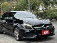 Mercedes-Benz/賓士   A-CLASS  A180 金鑽店~賓士總代理A180 AMG版 黑色5門掀背 里程保證9萬多公里 循跡防滑 主動安全預防系統 胎壓監控 9安 免鑰啟動車門鎖 定速 自動停車 雨滴感應雨刷 倒車影像 恆溫空調 換檔撥片 電動記憶座椅 後座出風口 LED頭燈 日行燈 空力套件 等多項配備！ | 新北市汽車商業同業公會｜TACA優良車商聯盟｜中古、二手車買車賣車公會認證保固