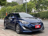 Hyundai  Elantra 金鑽店~Elantra EX 1.8 寶藍 6安 循跡防滑 免鑰啟動車門鎖 定速 安卓機 倒車影像 光感應頭燈 雨滴感應雨刷 天窗 恆溫空調 方向盤快控鍵 後座出風口 等多項配備！ | 新北市汽車商業同業公會｜TACA優良車商聯盟｜中古、二手車買車賣車公會認證保固