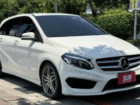 Mercedes-Benz/賓士   B-CLASS  B180 金鑽店~賓士總代理B180 AMG版本！ 主要配備有，AEB自動煞停 主動安全預防系統 循跡防滑 胎壓監控 9安 免鑰匙啟動車門鎖 定速 自動停車系統 光感應頭燈 雨滴感應雨刷 倒車影像 電動摺疊後視鏡 換檔撥片 分區恆溫空調 粉塵過濾器 雙電動記憶座椅 後座出風口 LED日行燈 頭燈 尾燈 空力套件 等超多項配備！ | 新北市汽車商業同業公會｜TACA優良車商聯盟｜中古、二手車買車賣車公會認證保固
