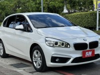 BMW/ 寶馬  2 SERIES  218i 金鑽店~BMW218i 白 主要配備有 循跡防滑 斜坡起步輔助 胎壓監控 6安 免鑰啟動車門 定速 倒車影像 光感應頭燈 雨滴感應雨刷 電動折疊後視鏡 分區恆溫空調 雙電動座椅 粉塵過濾器 後座出風口 LED日行燈 頭燈 尾燈 等多項配備！ | 新北市汽車商業同業公會｜TACA優良車商聯盟｜中古、二手車買車賣車公會認證保固