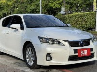Lexus  CT200H 金鑽店~CT200h 白 油電混合 1.8 省油省稅 主要配備有，循跡防滑 免鑰啟動車門鎖 定速 光感應頭燈 感應雨刷 10安 方向盤快控鍵 分區恆溫空調 駕駛座電動座椅 雙前座電熱椅 LED日行燈 尾燈 等多項配備！ | 新北市汽車商業同業公會｜TACA優良車商聯盟｜中古、二手車買車賣車公會認證保固