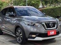 Nissan  Kicks 金鑽店~ Kicks 1.5 智行旗艦版 主要配備有 車道偏離警示 車道變換輔助 AEB自動緊急煞車 遠光燈自動控制 胎壓監控 斜坡起步輔助 循跡防滑 6安 免鑰啟動車門鎖 定速 倒車影像輔助 360度環景影像 光感應頭燈 電動摺疊後視鏡 選配前後行車記錄器 導航 Apple CarPlay 恆溫空調 粉塵過濾器 LED頭燈 車頂行李架 空力套件 等超多項配備！ | 新北市汽車商業同業公會｜TACA優良車商聯盟｜中古、二手車買車賣車公會認證保固
