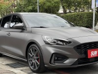 Ford/福特  Focus 金鑽店~Focus ST-Line 賽道版 ACC主動跟車系統 車道維持輔助 車道變換輔助 車道偏離警示 斜坡起步輔助 循跡防滑 8安 AEB自動煞車 遠光燈自動控制 胎壓監控 免鑰啟動車門鎖 定速 光感應頭燈 雨滴感應雨刷 導航 倒車影像 Apple CarPlay  電動摺疊後視鏡 HUD抬頭顯示器 分區恆溫空調 換檔撥片 粉塵過濾器 雙前座跑車座椅 ￼￼電動椅 後座出風口 LED日行燈 頭燈 尾燈 空力套件 全車貼膜 幾乎是滿配！ | 新北市汽車商業同業公會｜TACA優良車商聯盟｜中古、二手車買車賣車公會認證保固