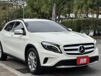 Mercedes-Benz/賓士   GLA-CLASS  GLA180 金鑽店~賓士總代理 GLA180 白 1.6 里程保證只跑7萬多公里！主要配備有，循跡防滑 胎壓監控 主動安全預防系統 9安 免鑰啟動車門鎖 定速 倒車影像 自動停車系統 光感應頭燈 雨滴感應雨刷 電動折疊後視鏡 電動尾門 分區恆溫空調 換檔撥片 粉塵過濾器 雙前座跑車座椅 電動記憶座椅 後座出風口 LED日行燈 尾燈 HID頭燈 車頂行李架 等多項配備！ | 新北市汽車商業同業公會｜TACA優良車商聯盟｜中古、二手車買車賣車公會認證保固