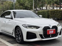 BMW/ 寶馬  4 SERIES  420i M Sport 金鑽店~BMW總代理420i M-Sport  G26 白 認證車履約保證！主要配備有，ACC主動跟車 車道維持 變換 輔助 偏離警示 循跡防滑 斜坡起步 AEB自動煞停 8安 胎壓監控 免鑰啟動車門鎖 定速 360度環景影像 自動停車 光感應頭燈 雨滴感應雨刷 電動摺疊後視鏡 選配HUD抬頭顯示器 分區恆溫空調 換檔撥片 粉塵過濾器 雙前座跑車座椅 雙電動座椅 後座出風口 LED頭燈 尾燈 日行燈 空力套件 導航 Apple CarPlay 等超多項配備！ | 新北市汽車商業同業公會｜TACA優良車商聯盟｜中古、二手車買車賣車公會認證保固