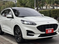 Ford/福特  Kuga 金鑽店~超優質的休旅車來囉！大滿配 2023年式Kuga  ST-Line X AWD 2.0 新車價120幾萬 新車原廠保固中 里程保證！主要配備有，ACC主動跟車 車道維持輔助 車道變換輔助 車道偏離警示 循跡防滑 斜坡起步輔助 AEB自動緊急煞車 7安 遠光燈自動控制 胎壓監控 免鑰啟動車門鎖 定速 360度環景影像 雨滴感應雨刷 光感應頭燈 全景天窗 電動尾門 HUD抬頭顯示器 電動摺疊後視鏡 導航 Apple CarPlay ￼換檔撥片 分區恆溫空調 粉塵過濾器 電動座椅 後座出風口 雙前座跑車 | 新北市汽車商業同業公會｜TACA優良車商聯盟｜中古、二手車買車賣車公會認證保固