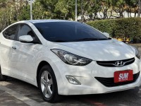 Hyundai  Elantra 金鑽店~Elantra 1.8 白色 里程保證只跑5萬多公里 超優質的絕佳代步車。雙安 雨滴感應雨刷 電動折疊後視鏡 分區恆溫空調 粉塵過濾器 ！省油省稅金 | 新北市汽車商業同業公會｜TACA優良車商聯盟｜中古、二手車買車賣車公會認證保固
