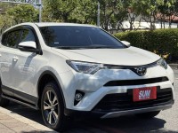 Toyota  RAV4 金鑽店~RAV4  2.0 尊爵版 里程履約保證只跑9萬多公里！  主要配備有，ACC自動跟車系統 車道偏離警示 斜坡起步輔助 循跡防滑系統 9安 遠光燈自動控制 胎壓監控 免鑰啟動車門鎖 定速 光感應頭燈 電動折疊後視鏡 倒車影像 導航 Apple CarPlay ￼分區恆溫空調 粉塵過濾器 電動座椅 LED日行燈 頭燈 尾燈 等多項配備！ | 新北市汽車商業同業公會｜TACA優良車商聯盟｜中古、二手車買車賣車公會認證保固