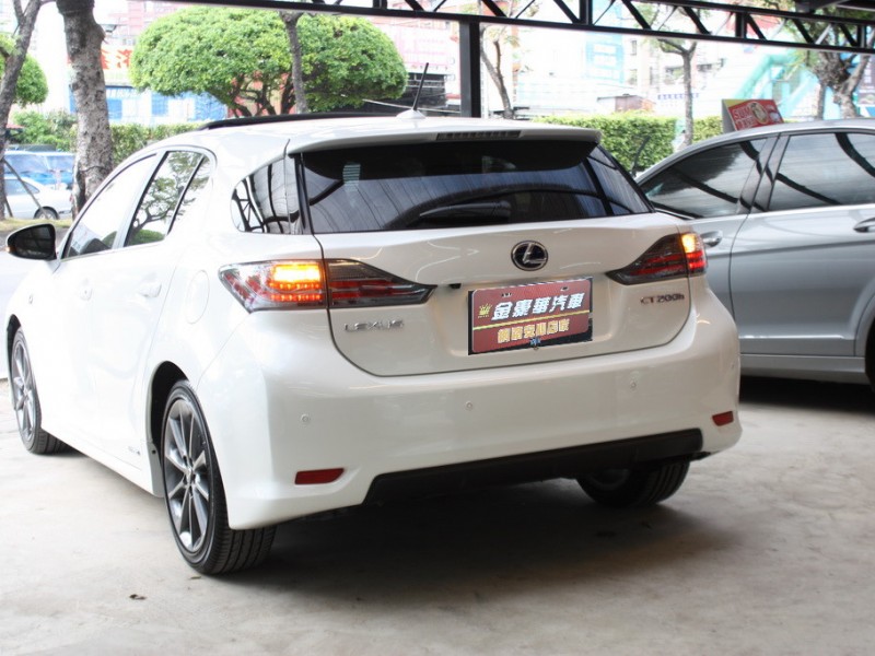 Lexus  CT200H 42年指標老店“0利率專案～頂級CT200h F-Sport Navi版•一手女明星用車+里程數保證•十安+衛星導航 | 新北市汽車商業同業公會｜TACA優良車商聯盟｜中古、二手車買車賣車公會認證保固