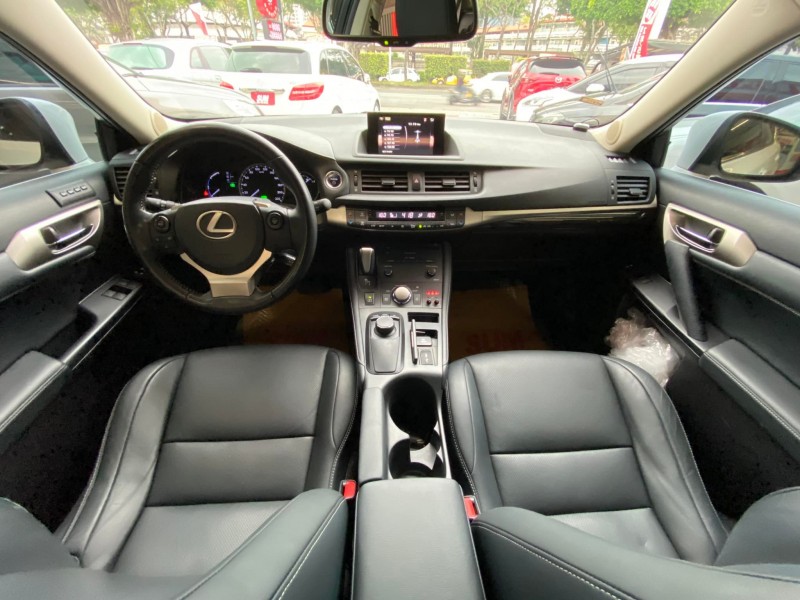 Lexus  CT200H 金鑽店~頂級摸門+大螢幕☆小改款雙電動記憶椅1.8油電.一手車+里程數保證.十安+定速 | 新北市汽車商業同業公會｜TACA優良車商聯盟｜中古、二手車買車賣車公會認證保固
