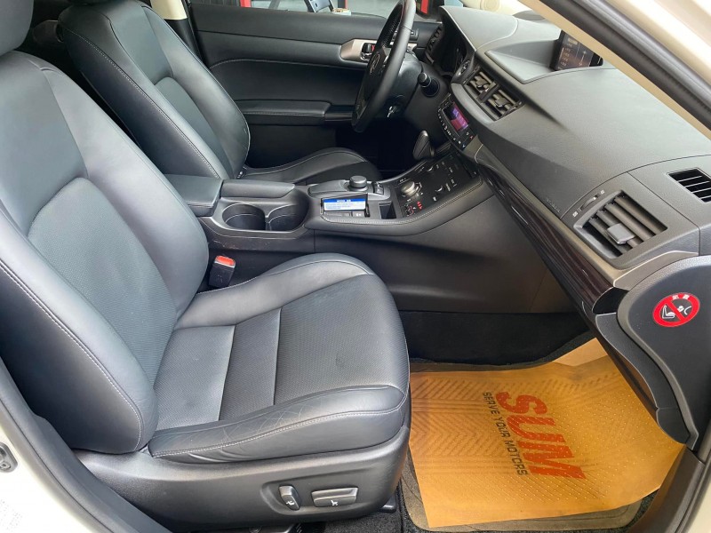 Lexus  CT200H 金鑽店~頂級摸門+大螢幕☆小改款雙電動記憶椅1.8油電.一手車+里程數保證.十安+定速 | 新北市汽車商業同業公會｜TACA優良車商聯盟｜中古、二手車買車賣車公會認證保固