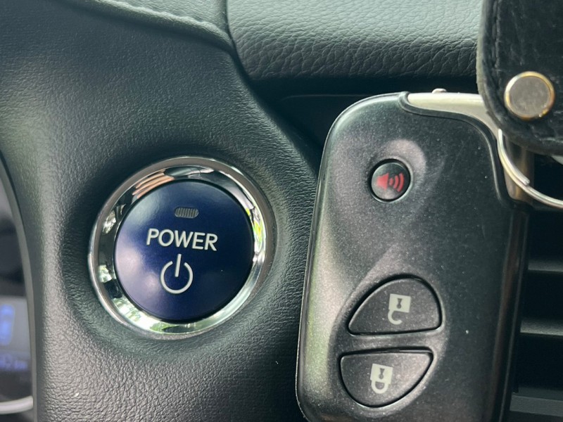 Lexus  CT200H  頂級豪華版 駕駛座電動調整 雙前座電熱椅 有摸門+雨滴感應☆電動記憶椅1.8油電.一手車十安+定速 | 新北市汽車商業同業公會｜TACA優良車商聯盟｜中古、二手車買車賣車公會認證保固