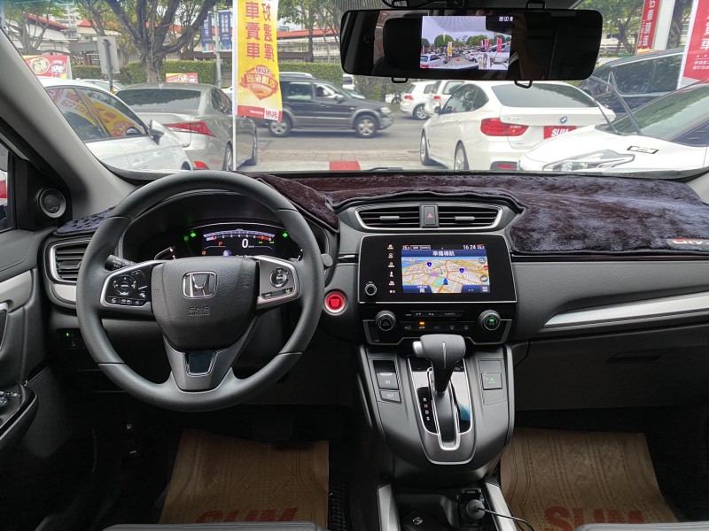Honda  CR-V 金鑽店~CR-V 1.5 VTi-S 白 里程保證只跑6萬多公里 ACC主動跟車全速域 車道維持 變換 偏離 輔助系統 AEB自動煞停 遠光燈自動控制 斜坡起步輔助 循跡防滑 6安 胎壓監控 免鑰啟動車門鎖 定速 倒車影像 導航 多功能影音 右側影像無死角 後座出風口 LED頭燈 日行燈 尾燈 等多項配備！ | 新北市汽車商業同業公會｜TACA優良車商聯盟｜中古、二手車買車賣車公會認證保固