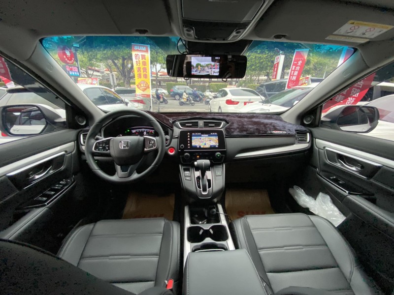 Honda  CR-V 金鑽店~CR-V 1.5 VTi-S 白 里程保證只跑6萬多公里 ACC主動跟車全速域 車道維持 變換 偏離 輔助系統 AEB自動煞停 遠光燈自動控制 斜坡起步輔助 循跡防滑 6安 胎壓監控 免鑰啟動車門鎖 定速 倒車影像 導航 多功能影音 右側影像無死角 後座出風口 LED頭燈 日行燈 尾燈 等多項配備！ | 新北市汽車商業同業公會｜TACA優良車商聯盟｜中古、二手車買車賣車公會認證保固