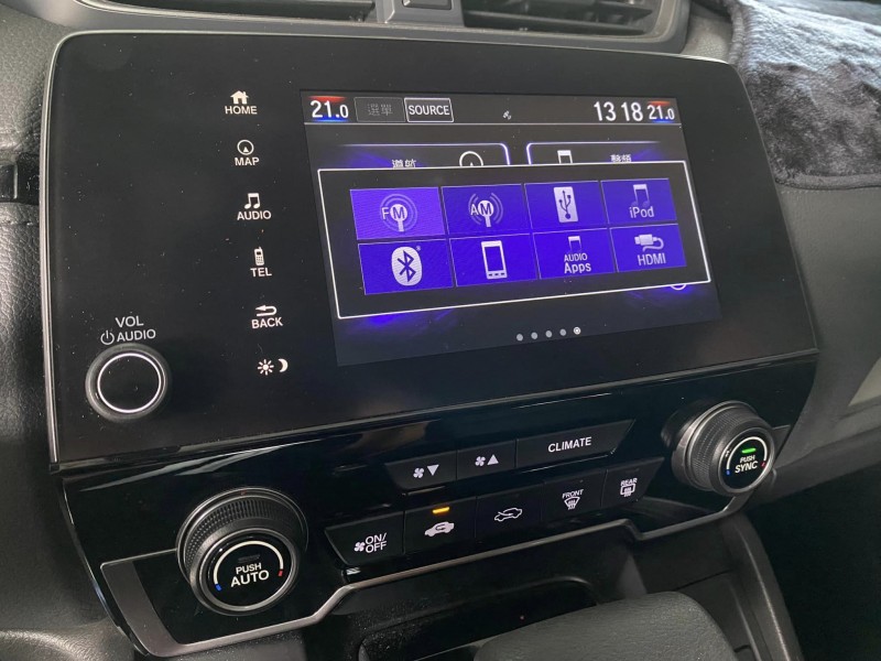 Honda  CR-V 金鑽店~CR-V 1.5 VTi-S 白 里程保證只跑6萬多公里 ACC主動跟車全速域 車道維持 變換 偏離 輔助系統 AEB自動煞停 遠光燈自動控制 斜坡起步輔助 循跡防滑 6安 胎壓監控 免鑰啟動車門鎖 定速 倒車影像 導航 多功能影音 右側影像無死角 後座出風口 LED頭燈 日行燈 尾燈 等多項配備！ | 新北市汽車商業同業公會｜TACA優良車商聯盟｜中古、二手車買車賣車公會認證保固