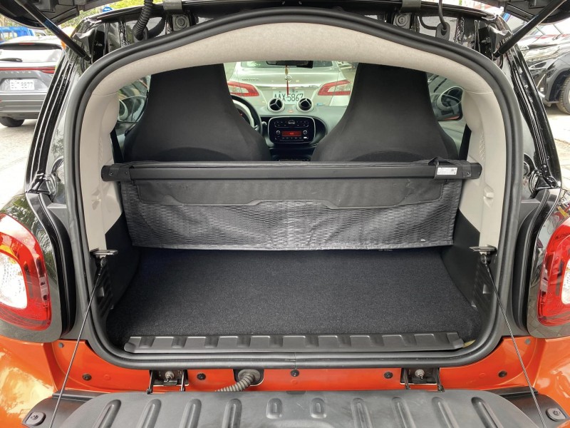 Smart  SMART FORTWO 金鑽店~SMART 2人座 里程3萬和選配全景天窗 車況超級優！市場非常缺車 有興趣的朋友 要快喔！ | 新北市汽車商業同業公會｜TACA優良車商聯盟｜中古、二手車買車賣車公會認證保固