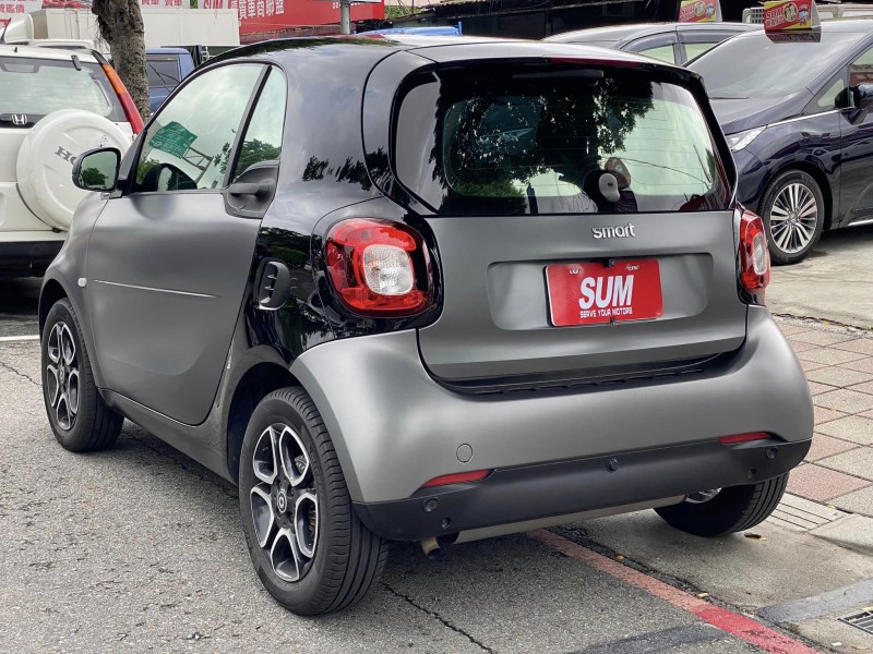 Smart  SMART FORTWO 金鑽店~SMART Fortwo 2人座 1.0 灰黑雙色 4安 循跡防滑 斜坡起步輔助 胎壓監控 定速 全景天窗 方向盤快控鍵 恆溫空調 LED日行燈 等多項配備！ | 新北市汽車商業同業公會｜TACA優良車商聯盟｜中古、二手車買車賣車公會認證保固