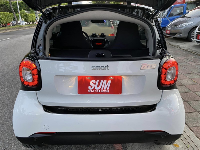 Smart  SMART FORTWO 金鑽店~SMART Fortwo 2人座 1.0 白黑雙色 4安 安全警示系統防追撞 循跡防滑 斜坡起步輔助 胎壓監控 定速 全景天窗 方向盤快控鍵 恆溫空調 LED日行燈 里程保證只跑1萬多公里 等多項配備！ | 新北市汽車商業同業公會｜TACA優良車商聯盟｜中古、二手車買車賣車公會認證保固