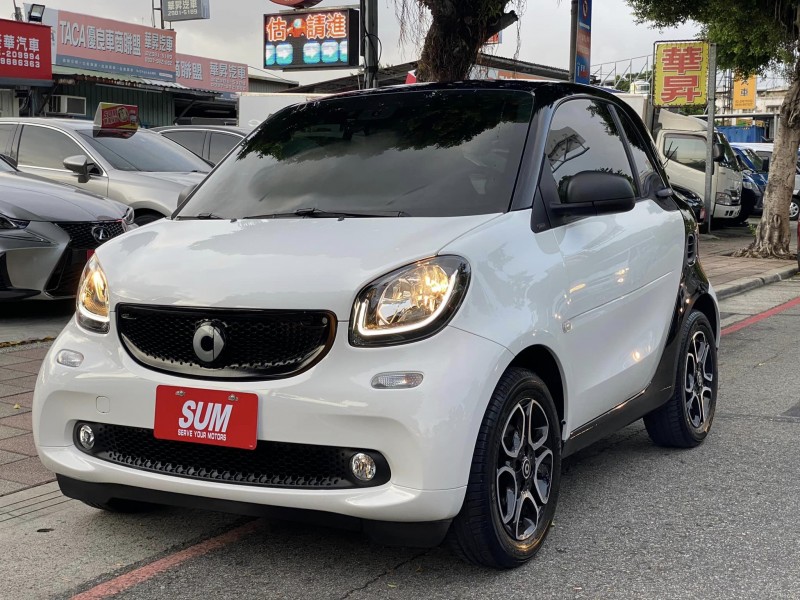 Smart  SMART FORTWO 金鑽店~SMART Fortwo 2人座 1.0 白黑雙色 4安 安全警示系統防追撞 循跡防滑 斜坡起步輔助 胎壓監控 定速 全景天窗 方向盤快控鍵 恆溫空調 LED日行燈 里程保證只跑1萬多公里 等多項配備！ | 新北市汽車商業同業公會｜TACA優良車商聯盟｜中古、二手車買車賣車公會認證保固