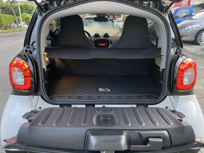 Smart  SMART FORTWO 金鑽店~SMART Fortwo 2人座 1.0 白黑雙色 4安 安全警示系統防追撞 循跡防滑 斜坡起步輔助 胎壓監控 定速 全景天窗 方向盤快控鍵 恆溫空調 LED日行燈 里程保證只跑1萬多公里 等多項配備！ | 新北市汽車商業同業公會｜TACA優良車商聯盟｜中古、二手車買車賣車公會認證保固