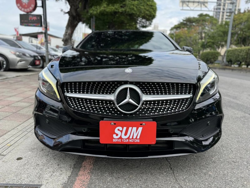 Mercedes-Benz/賓士   A-CLASS  A180 金鑽店~賓士總代理A180 AMG版 黑色5門掀背 里程保證9萬多公里 循跡防滑 主動安全預防系統 胎壓監控 9安 免鑰啟動車門鎖 定速 自動停車 雨滴感應雨刷 倒車影像 恆溫空調 換檔撥片 電動記憶座椅 後座出風口 LED頭燈 日行燈 空力套件 等多項配備！ | 新北市汽車商業同業公會｜TACA優良車商聯盟｜中古、二手車買車賣車公會認證保固