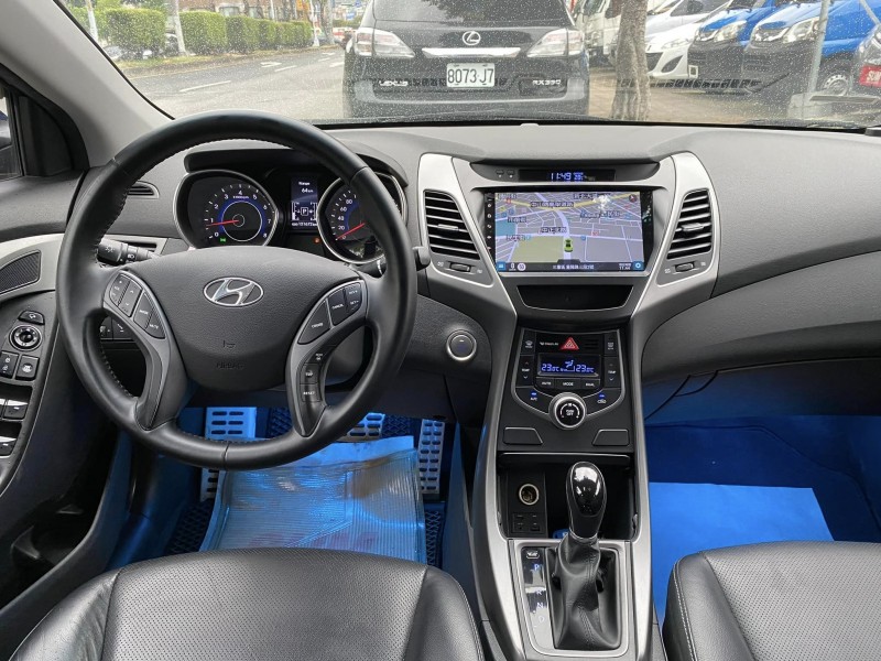 Hyundai  Elantra 金鑽店~Elantra EX 1.8 寶藍 6安 循跡防滑 免鑰啟動車門鎖 定速 安卓機 倒車影像 光感應頭燈 雨滴感應雨刷 天窗 恆溫空調 方向盤快控鍵 後座出風口 等多項配備！ | 新北市汽車商業同業公會｜TACA優良車商聯盟｜中古、二手車買車賣車公會認證保固