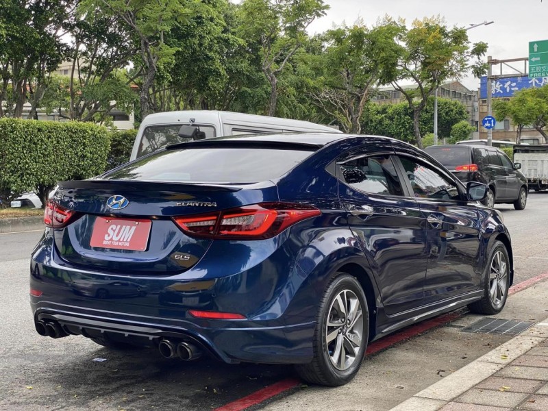 Hyundai  Elantra 金鑽店~Elantra EX 1.8 寶藍 6安 循跡防滑 免鑰啟動車門鎖 定速 安卓機 倒車影像 光感應頭燈 雨滴感應雨刷 天窗 恆溫空調 方向盤快控鍵 後座出風口 等多項配備！ | 新北市汽車商業同業公會｜TACA優良車商聯盟｜中古、二手車買車賣車公會認證保固