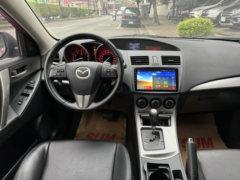 Mazda  Mazda3 金鑽店~馬3 紅 2.0 雙安 免鑰匙啟動車門鎖 天窗 安卓機 方向盤快控鍵 換檔撥片 恆溫空調 分區恆溫 HID頭燈 等多項配備！ | 新北市汽車商業同業公會｜TACA優良車商聯盟｜中古、二手車買車賣車公會認證保固