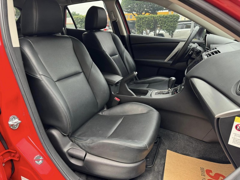 Mazda  Mazda3 金鑽店~馬3 紅 2.0 雙安 免鑰匙啟動車門鎖 天窗 安卓機 方向盤快控鍵 換檔撥片 恆溫空調 分區恆溫 HID頭燈 等多項配備！ | 新北市汽車商業同業公會｜TACA優良車商聯盟｜中古、二手車買車賣車公會認證保固