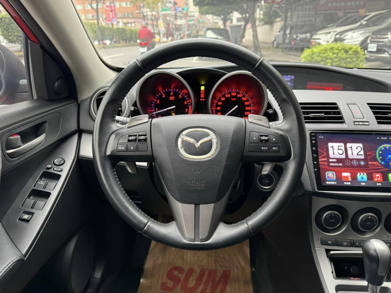 Mazda  Mazda3 金鑽店~馬3 紅 2.0 雙安 免鑰匙啟動車門鎖 天窗 安卓機 方向盤快控鍵 換檔撥片 恆溫空調 分區恆溫 HID頭燈 等多項配備！ | 新北市汽車商業同業公會｜TACA優良車商聯盟｜中古、二手車買車賣車公會認證保固