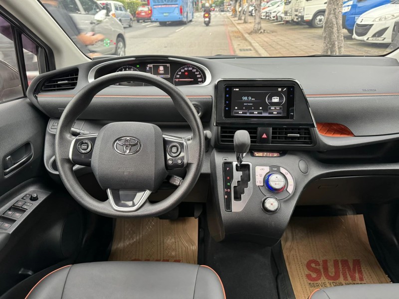 Toyota  SIENTA 金鑽店~SIENTA 1.8 雙電滑門 里程保證2萬多公里 車道偏離 變換輔助系統 AEB自動緊急煞車系統 遠光燈自動控制 胎壓監控 斜坡起步輔助 循跡防滑 8安 免鑰啟動車門鎖 定速 光感應頭燈 電動摺疊後視鏡 盲點偵測 藍芽通訊 方向盤快控鍵 恆溫空調 後座出風口 粉塵過濾器 LED日行燈 倒車影像 等多項配備！ | 新北市汽車商業同業公會｜TACA優良車商聯盟｜中古、二手車買車賣車公會認證保固