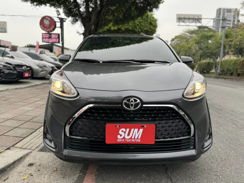 Toyota  SIENTA 金鑽店~SIENTA 1.8 雙電滑門 里程保證2萬多公里 車道偏離 變換輔助系統 AEB自動緊急煞車系統 遠光燈自動控制 胎壓監控 斜坡起步輔助 循跡防滑 8安 免鑰啟動車門鎖 定速 光感應頭燈 電動摺疊後視鏡 盲點偵測 藍芽通訊 方向盤快控鍵 恆溫空調 後座出風口 粉塵過濾器 LED日行燈 倒車影像 等多項配備！ | 新北市汽車商業同業公會｜TACA優良車商聯盟｜中古、二手車買車賣車公會認證保固