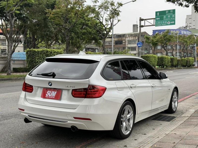 BMW/ 寶馬  3 SERIES  320i Sport Line 金鑽店~好康的來囉！新進2014年式 BMW320i Sport 白 5門掀背旅行式 里程只跑7萬多公里 主要配備 循跡防滑 胎壓監控 6安 HK音響 免鑰啟動車門鎖 定速 電動尾門 倒車影像 雨滴感應雨刷 光感應頭燈 電動摺疊後視鏡 全景天窗 恆溫分區空調 雙電動座椅 後座出風口 LED日行燈 HID頭燈 車頂行李架 等多項配備！ | 新北市汽車商業同業公會｜TACA優良車商聯盟｜中古、二手車買車賣車公會認證保固