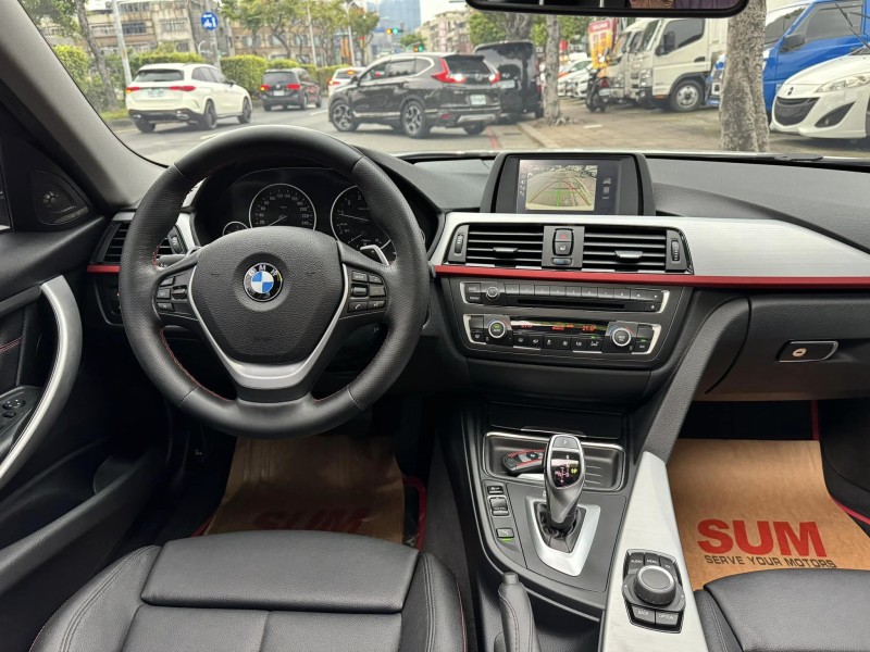 BMW/ 寶馬  3 SERIES  320i Sport Line 金鑽店~好康的來囉！新進2014年式 BMW320i Sport 白 5門掀背旅行式 里程只跑7萬多公里 主要配備 循跡防滑 胎壓監控 6安 HK音響 免鑰啟動車門鎖 定速 電動尾門 倒車影像 雨滴感應雨刷 光感應頭燈 電動摺疊後視鏡 全景天窗 恆溫分區空調 雙電動座椅 後座出風口 LED日行燈 HID頭燈 車頂行李架 等多項配備！ | 新北市汽車商業同業公會｜TACA優良車商聯盟｜中古、二手車買車賣車公會認證保固